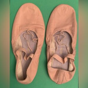 BLOCH Traditional ballet slipper .  The Dansoft (SO205L). Fits 8.5 M women.